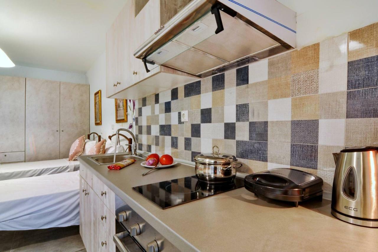 Costas Apartment *